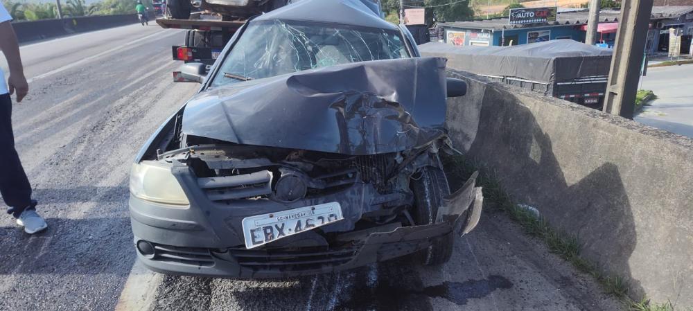 Balneário Piçarras – Acidente envolvendo duas carretas e dois carros de passeio deixa um motorista com lesões graves
