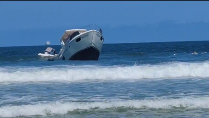 São Francisco do Sul – Lancha de passeio afunda na praia de Itaguaçu 