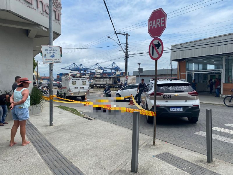 Itajaí - Ciclista de 16 anos morre atropelada em frente ao terminal do Ferry Boat na Rua Prefeito Paulo Bauer