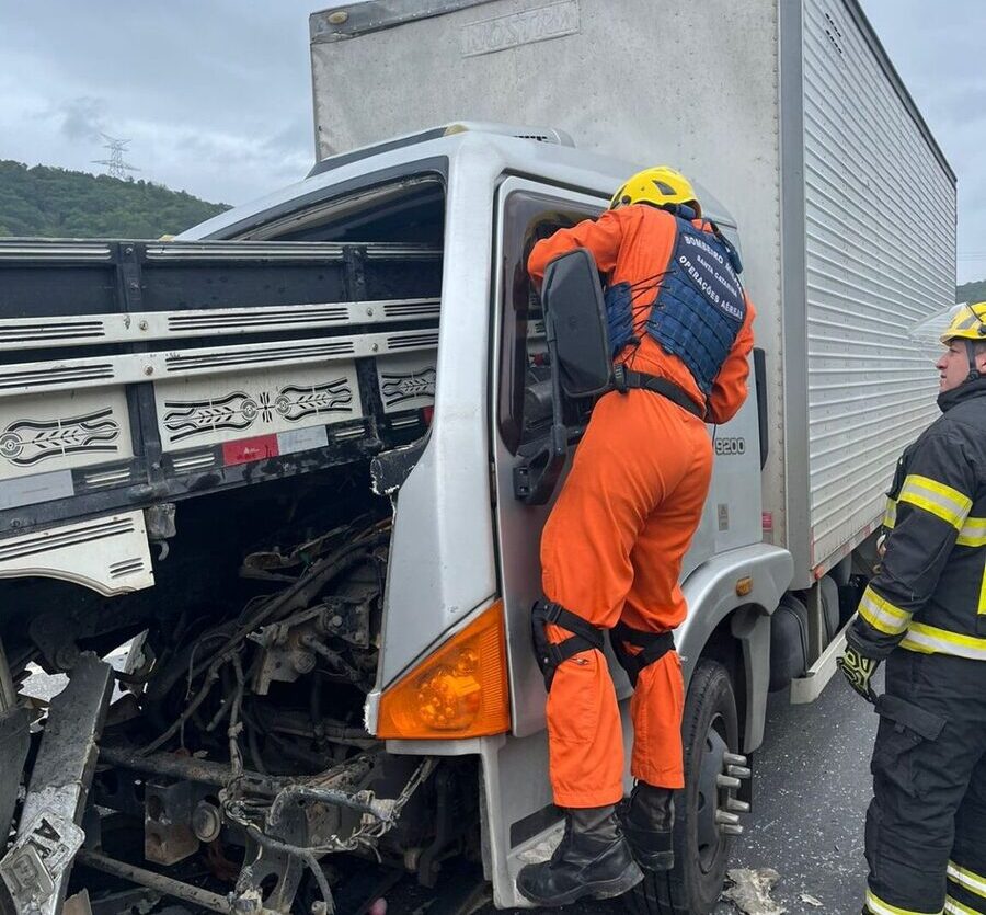 Blumenau - Acidente entre caminhões e carro deixa motorista ferido na BR-470