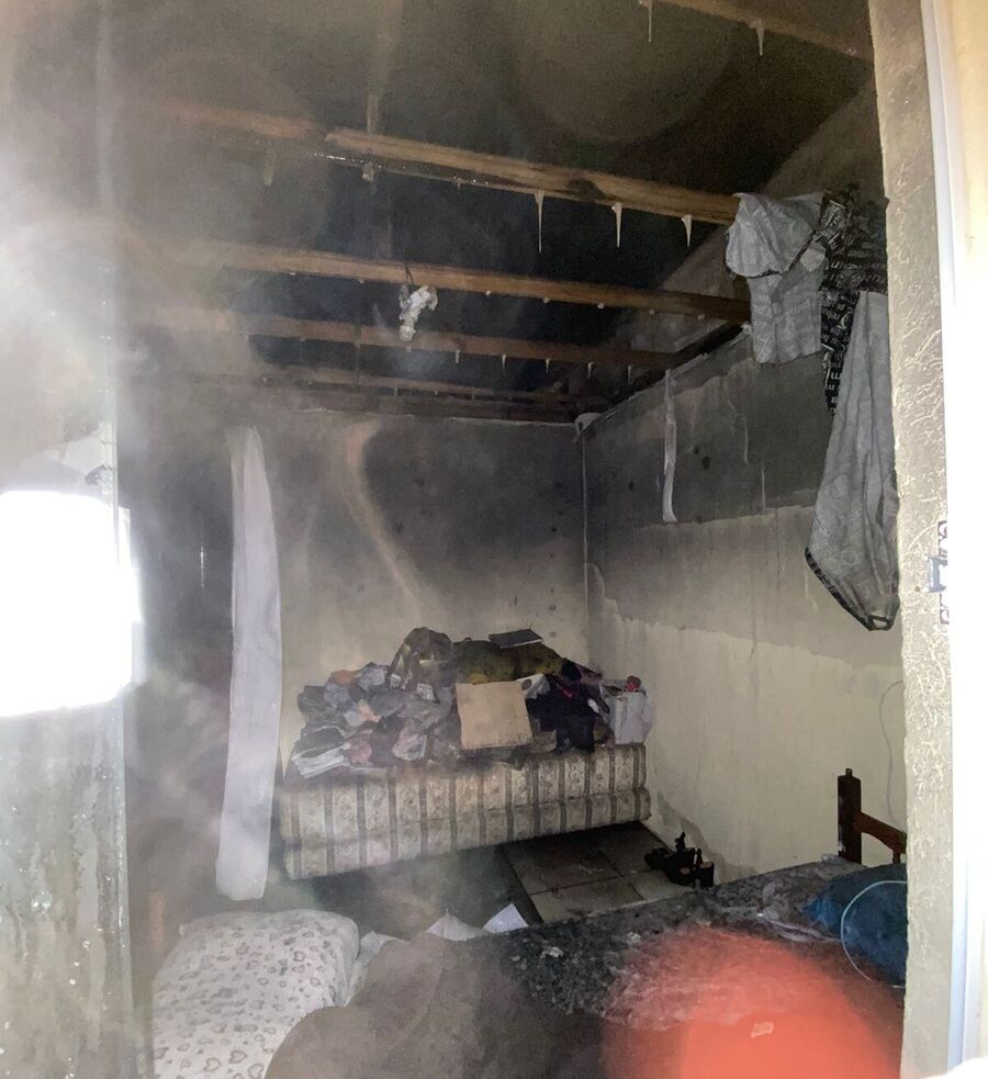 Balneário Piçarras - Fogo destrói quitinete no bairro Santo Antônio 