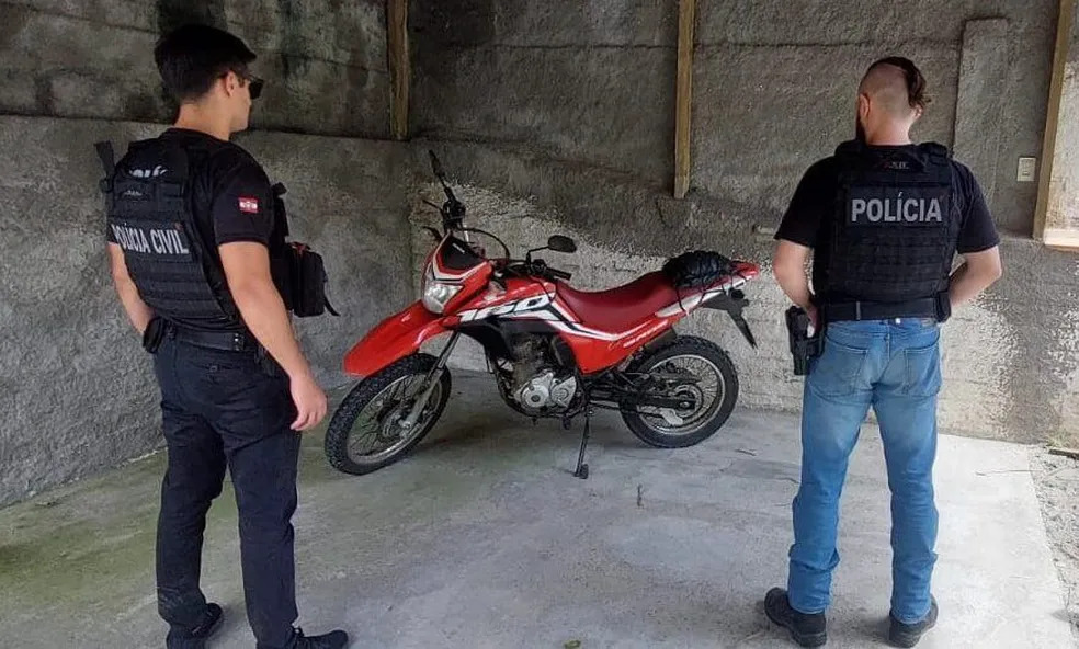 Motoqueiro é preso por passar a mão do bumbum de mulheres no Norte de SC