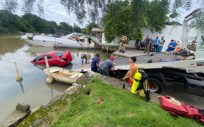 Bandidos roubam carro e se jogam no rio Camboriú