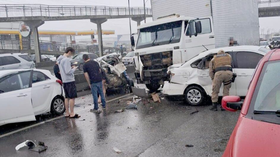 Acidente na BR-101 com 6 veículos deixa congestionamento de 7km em Itajaí