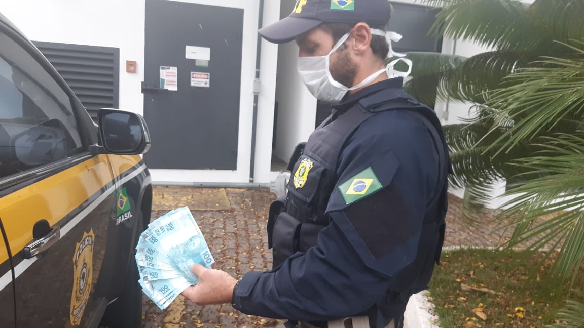 PRF apreende 15 notas falsas de 100 reais que estavam escondidas em calcinha de passageira de um Corsa Hatch