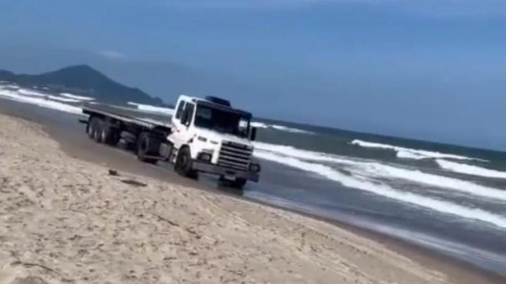Navegantes - Caminhão em alta velocidade assusta banhistas na Praia do Pontal
