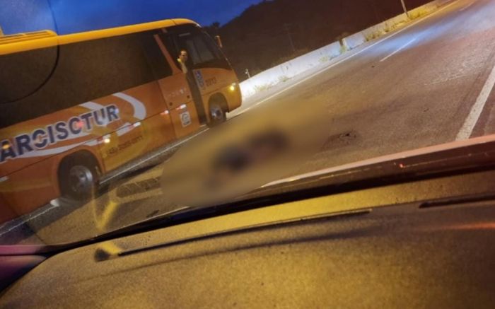 Motociclista fica gravemente ferido ao bater na traseira de um Volkswagen Polo na Transbeto 