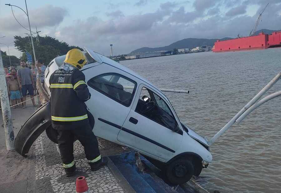 Itajaí - Motorista capota Corsinha, atropela ciclistas e foge do local do acidente