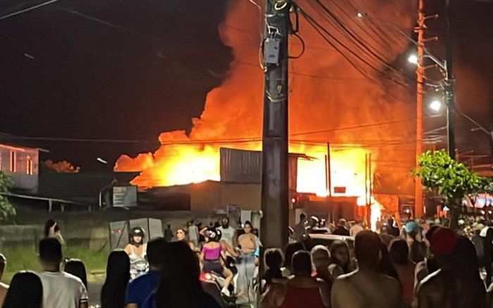Itajaí - Incêndio destrói duas casas no bairro Cidade Nova 