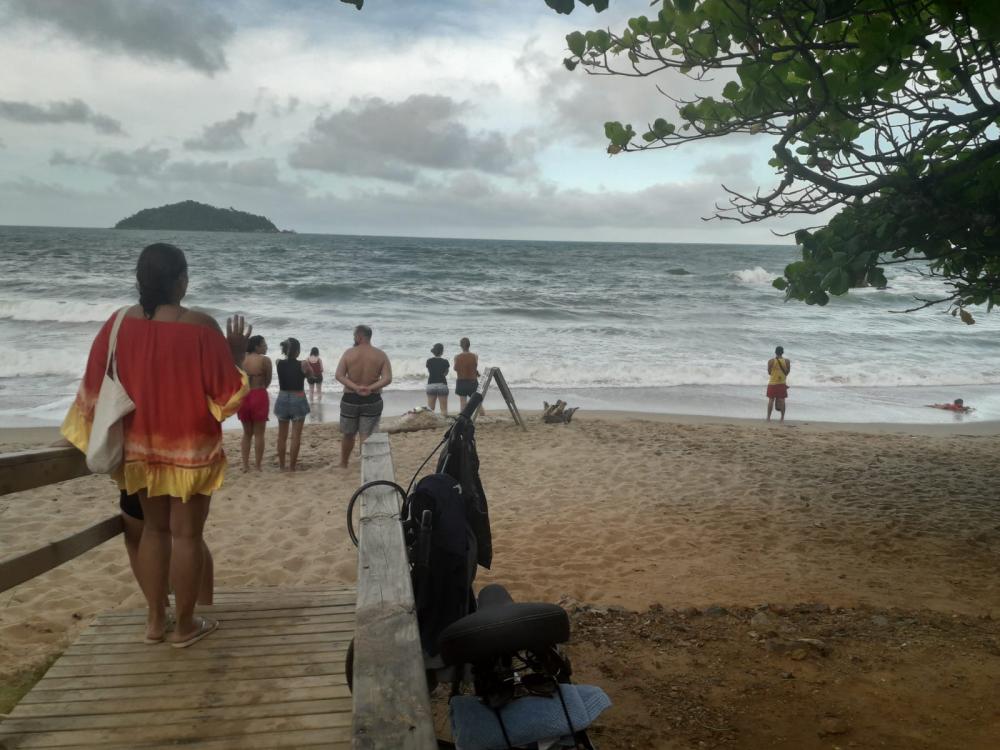 Penha – Jovem de 18 anos desaparece ao entrar no mar da Praia da Saudade