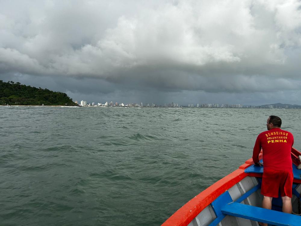 Penha – Continuam as buscas do jovem de 18 anos vítima de afogamento na Praia da Saudade