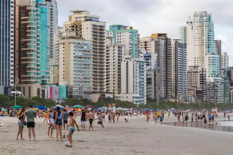 Homem é preso após mostrar o “bilau” na praia Central de Balneário Camboriú