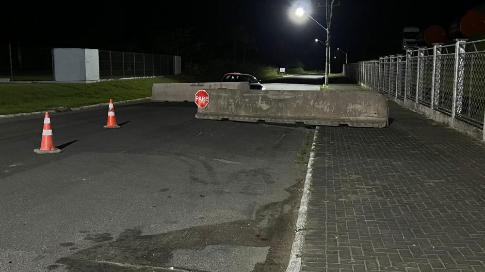 Moradores do interior de Balneário Piçarras usam troncos e cones em protesto contra “caos” no trânsito