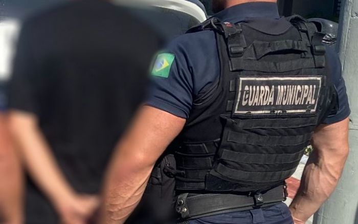 Homem mostra as partes íntimas no meio da rua e acaba preso em Balneário Camboriú