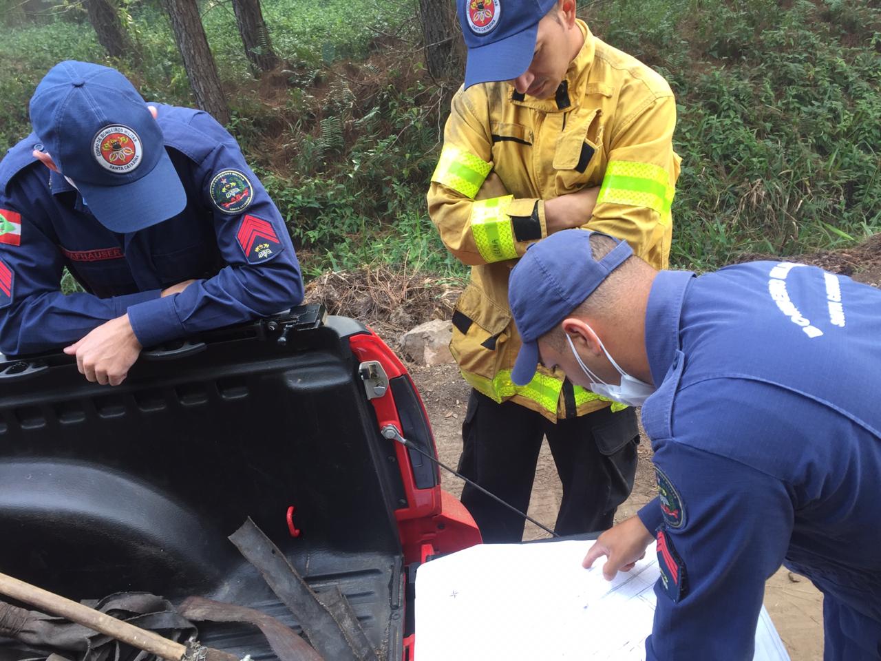 Barra Velha: Novos focos de incêndio são combatidos pelos bombeiros no reflorestamento do bairro Vila Nova