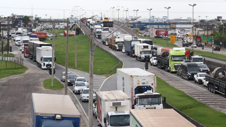 BR-101 registra filas quilométricas e trânsito lento no sentido Sul
