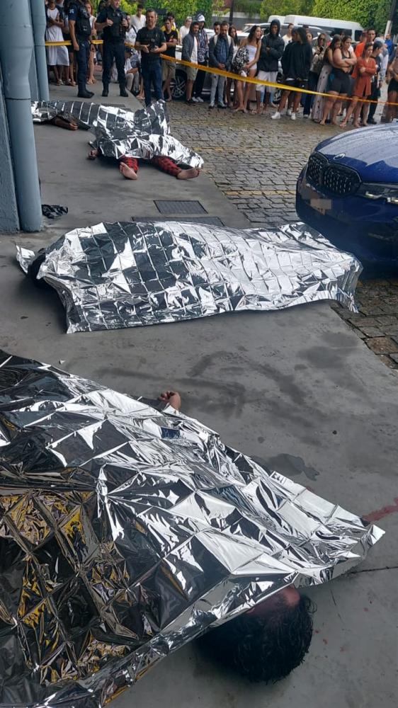 Três homens e uma mulher são encontrados mortos dentro de veículo na rodoviária de Balneário Camboriú