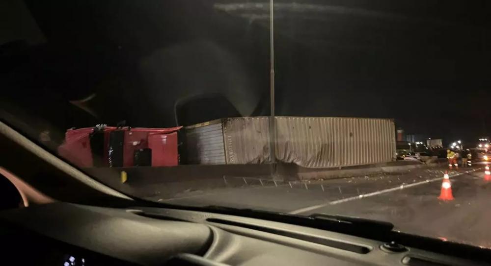 Caminhão tomba e interdita pista da BR-101 durante a madrugada em Joinville