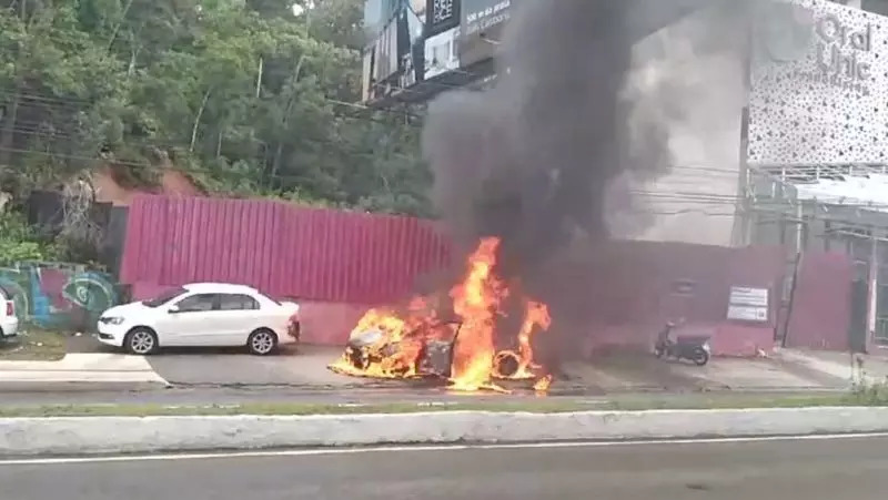 Motorista de aplicativo e passageira escapam de incêndio em carro em Balneário Camboriú