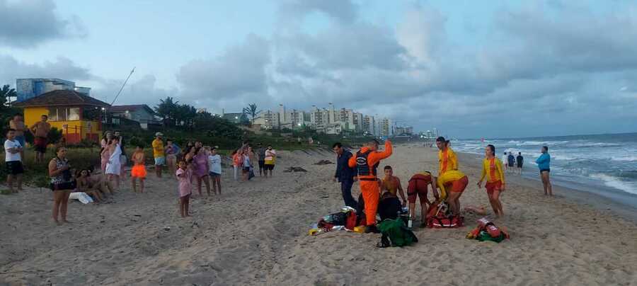 Bombeiros resgatam três banhistas de arrastamentos nas praias de Barra Velha e Penha