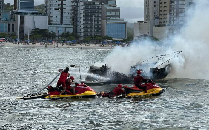 Embarcação pega fogo na costa da Barra Sul em Balneário Camboriú