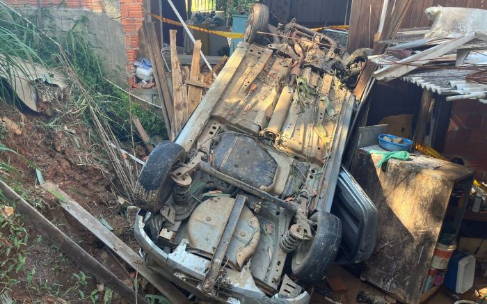Carro voa da rodovia Osvaldo Reis e atinge casas na Fazendinha