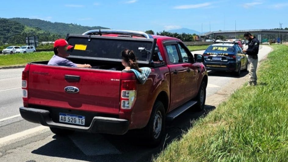 Itapema - Argentinos são flagrados na BR-101 em carroceria de picape