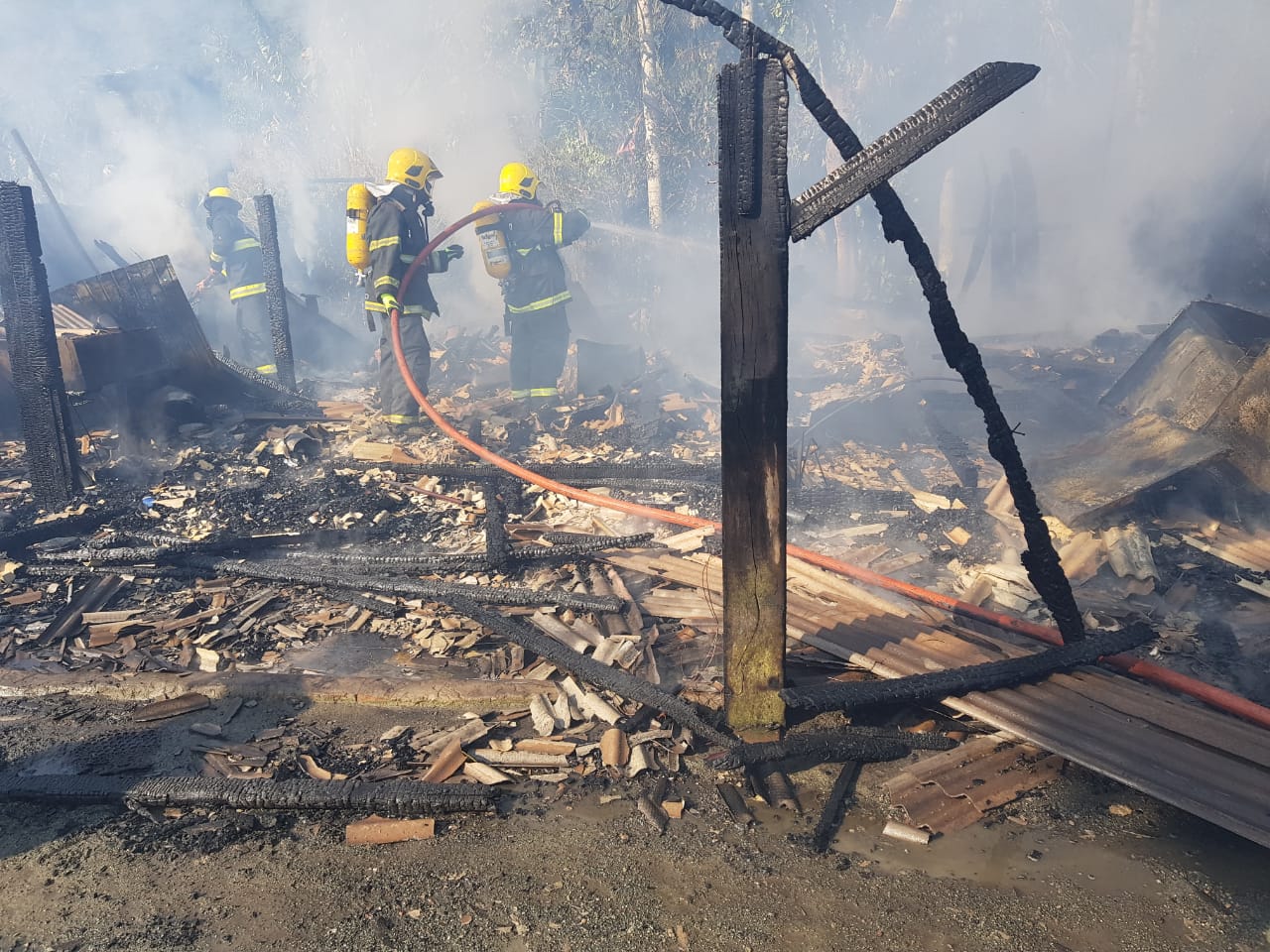 Navegantes: Fogo destrói casa de madeira no bairro Pedreiras