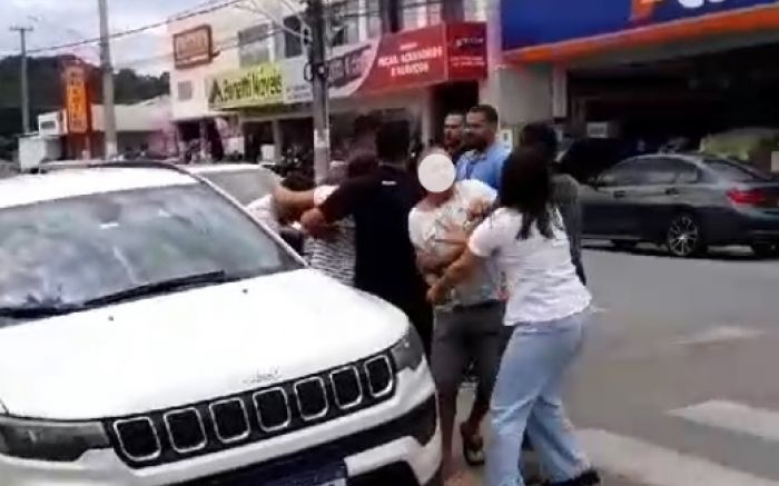 Carro ameaça idosos em faixa de pedestres e causa pancadaria em Balneário Piçarras