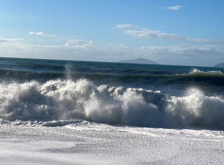 Maré astronômica coloca Litoral Norte de SC em alerta para risco de inundações