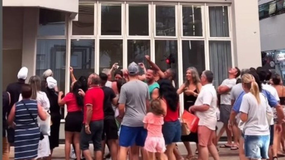 Mulher explica por que fez “chover dinheiro” em Balneário Camboriú e revela valor