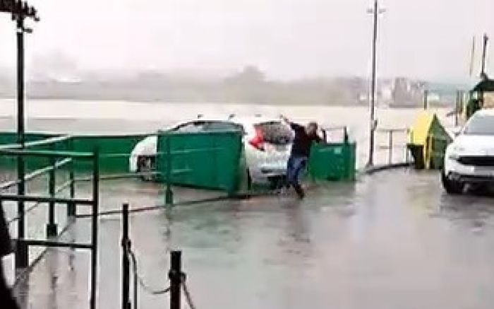 Itajaí - Motorista em fúria ataca quem reclamou de furada de fila da balsinha da Barra do Rio. 