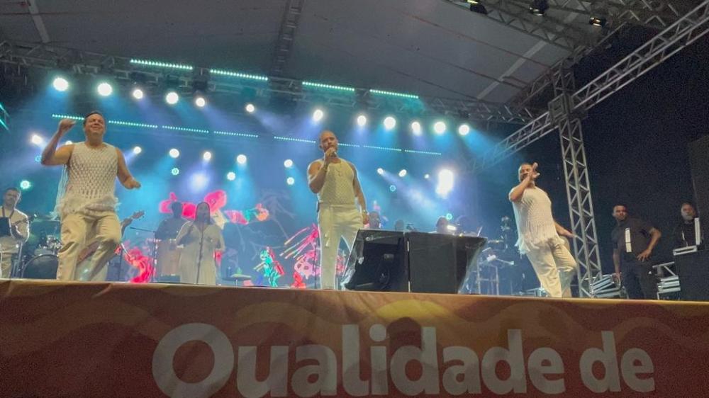 Show do sambista Diogo Nogueira reune grande público na praia de Balneário Piçarras