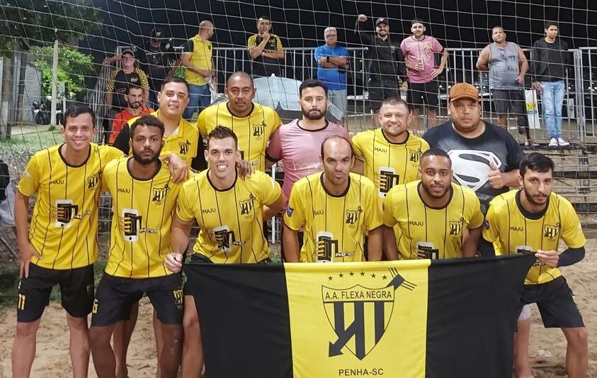 Três jogos pela categoria Livre dão sequência ao Beach Soccer de Penha na Arena Praia Alegre na noite de hoje 