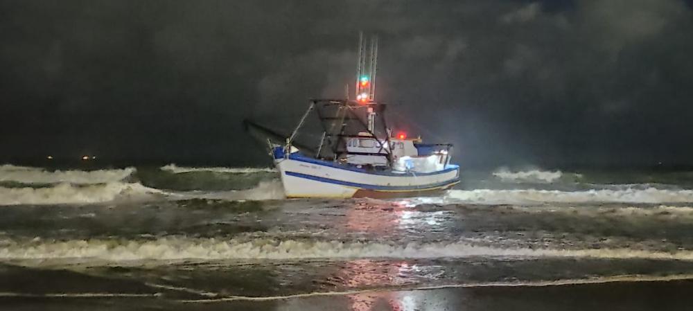 Barco pesqueiro encalha na praia Central de Navegantes