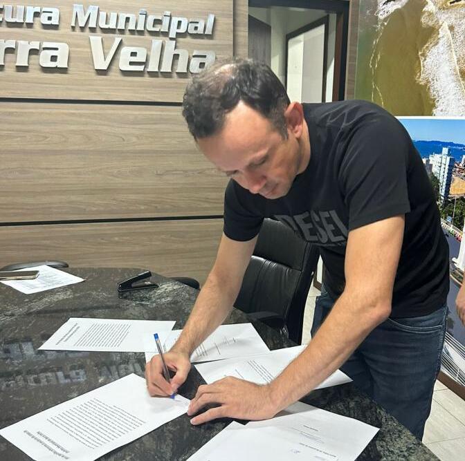 Desembargador afasta prefeito, vice desiste e presidente da Câmara assume Barra Velha