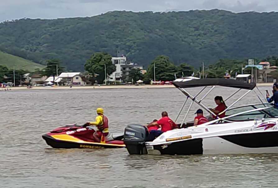 Corpo de homem é encontrado boiando na boca da barra do rio Piçarras
