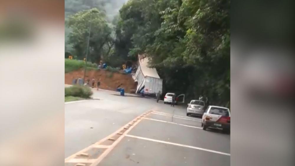 Joinville - Caminhão com produto químico tomba, pega fogo e interdita Serra Dona Francisca