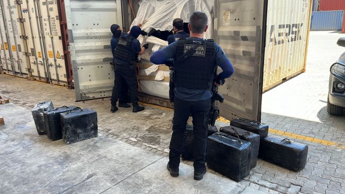 Contêiner com carga química escondia meia tonelada de cocaína no porto de Itapoá