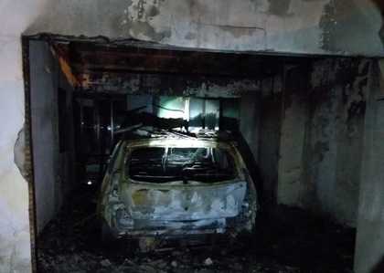 Penha: Incêndio destrói carro e casa e policial Militar resgata moradores no bairro Armação
