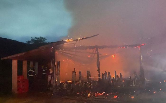 Casa é destruída por incêndio às margens da BR-101 em Navegantes