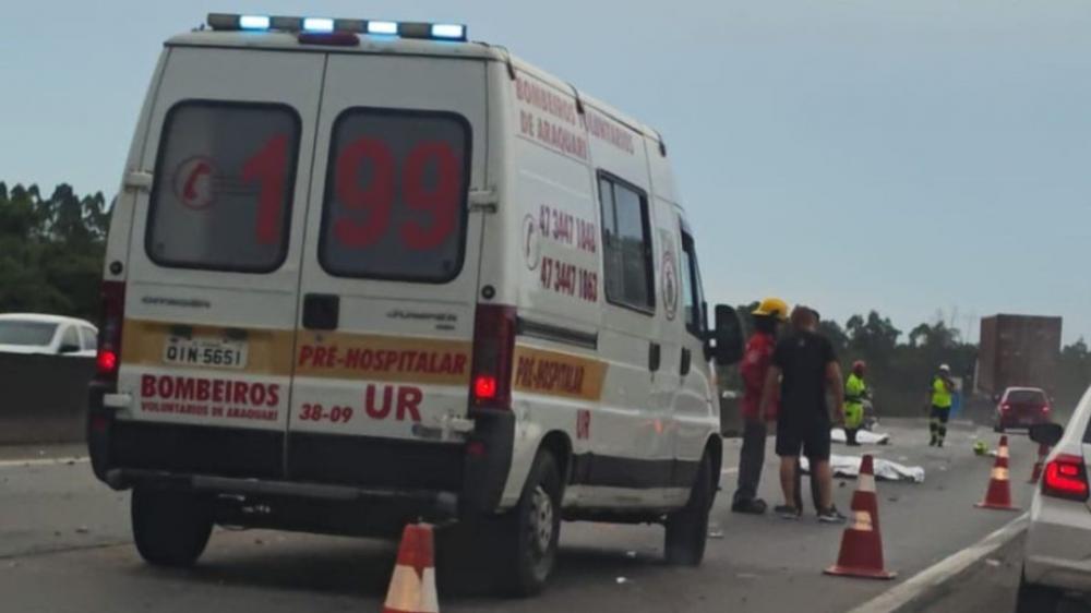 Araquari - Ciclista e motociclista morrem em acidente no km 73 da BR-101