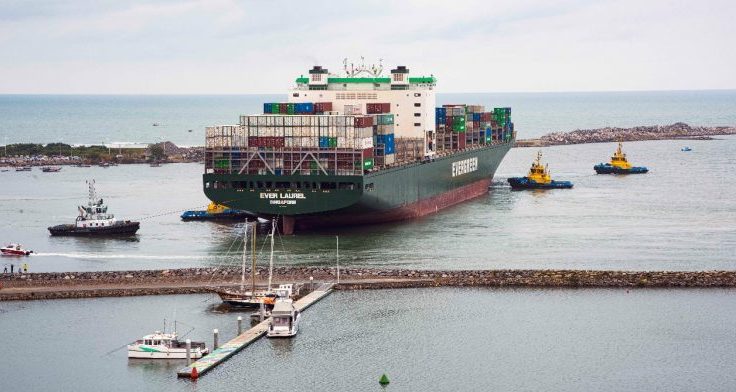 Navio de grande porte faz giro de 180 graus na Bacia de Evolução do rio Itajaí-Açu