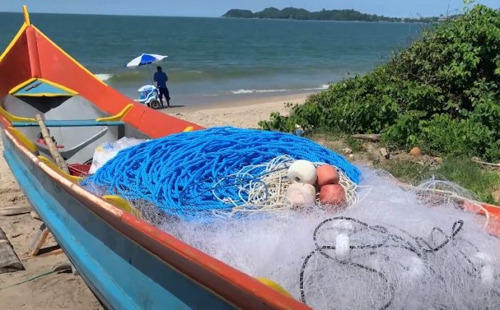 Penha - Pescadores reconstroem barco e voltam a pescar na praia de Armação