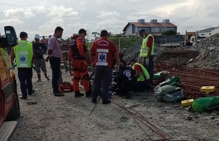 Trabalhador da construção civil morre ao sofrer descarga elétrica em obra na região central de Penha 
