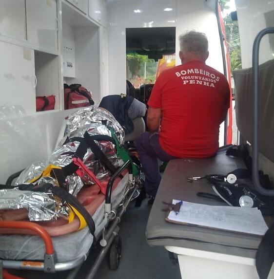 Pai e filho resgatados após arrastamento na praia da Saudade em Penha 