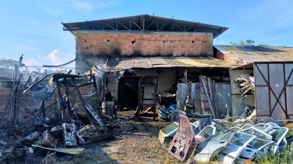 Incêndio em ferro-velho gera apreensão e põe em perigo mãe com filho recém-nascido em Araquari