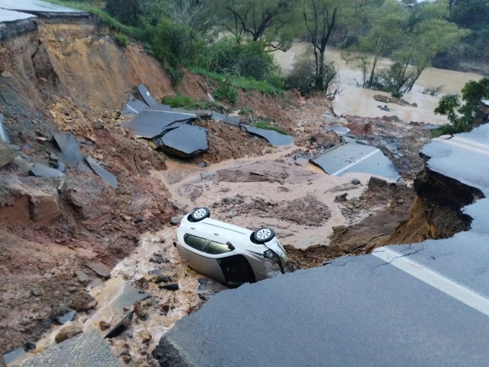 Carro é engolido por cratera na BR-470 em Rio do Sul