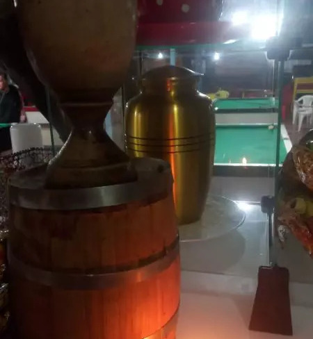 Urna funerária “esquecida” em bar de Itapema é resgatada por familiares do defunto