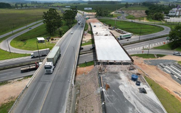Obra no entroncamento da BR-101 com a BR-470 bloqueia o trânsito no sentido Sul por três noites seguidas